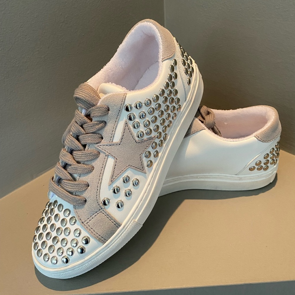 STEVE MADDEN white with silver studded sneakers😍